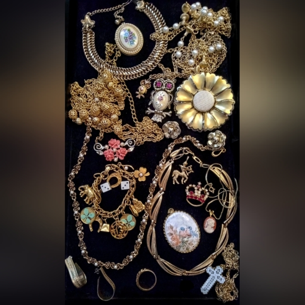 Vintage Mixed Jewelry Lot Bundle Gold Tone Bracelet Brooch Necklace Earrings